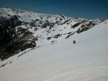 Backcountry skiing in the heart of the Pyrenees, 1.500m drops in great conditions